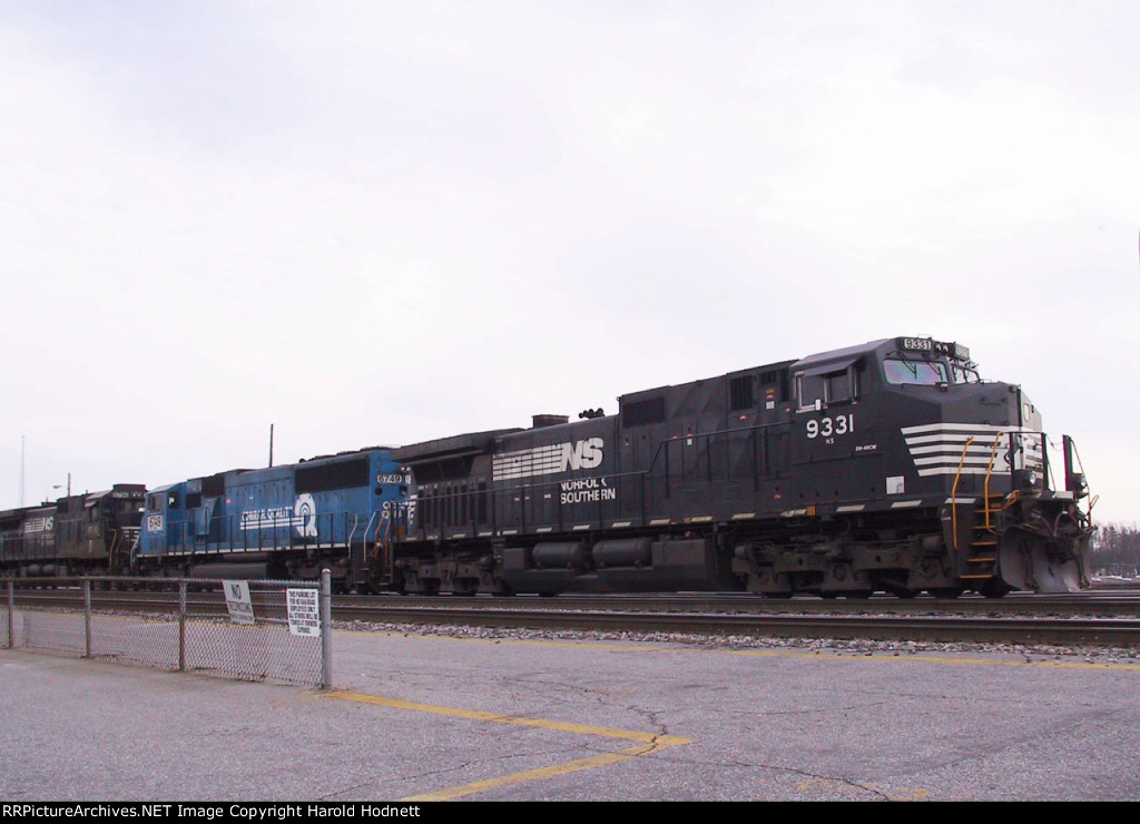 NS 9331 & NS 6749 lead a train southbound